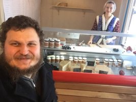 Пелагея и Олег в первом магазинчике у сыроварни | Сыроварня Олега Сироты